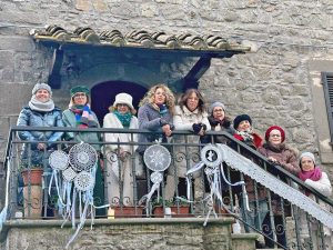Montefiascone - Gli acchiappasogni installati in via Nazionale - Le realizzatrici dell'associazione "La Piccola Galleria Ets"