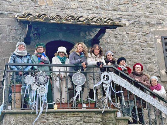 Montefiascone - Gli acchiappasogni installati in largo Nazionale - Le realizzatrici dell'associazione "La piccola galleria ets"