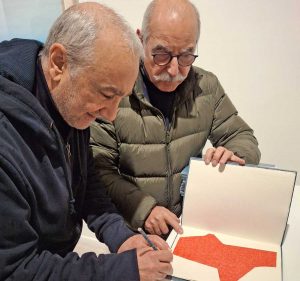 Alfonso Talotta firma le copie del libro d'artista insieme all'editore Sergio Pandolfini