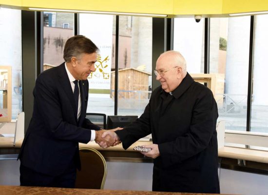 Roma - Inaugurazione dell'ufficio postale mobile Vaticano - Da sinistra il direttore generale poste italiane Giuseppe Lasco e il cardinale Fernando Vérgez Alzaga