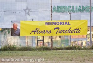 Lo striscione in onore di mister Alvaro Turchetti per la terza edizione del Memorial
