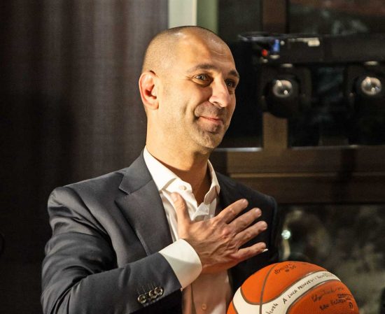 Luca Provvedi, titolare della WeCom, main Sponsor della Stella Azzurra Basket riceve il pallone con la firma dei giocatori