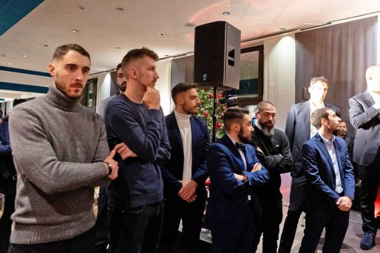 I giocatori della Stella Azzurra alla Festa di Natale con lo sponsor
