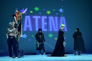 Una scena dello spettacolo “Le troiane, la guerra e i maschi”