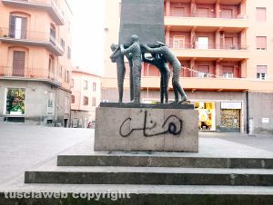 Deturpato il monumento ai facchini