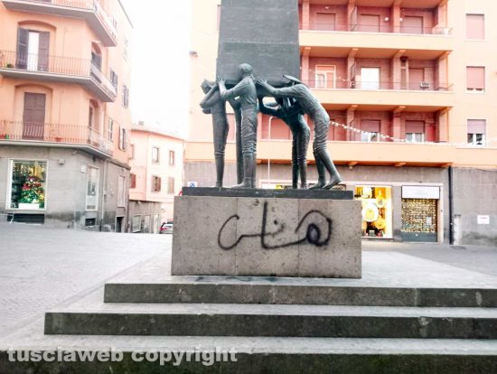 Deturpato il monumento ai facchini