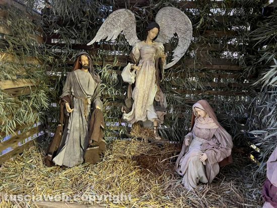 Viterbo - Presepe del cortile di palazzo dei Priori - Buttato di sotto Gesù bambino