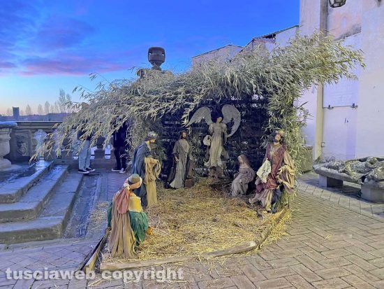 Viterbo - Presepe del cortile di palazzo dei Priori - Buttato di sotto Gesù bambino