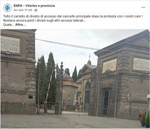 Protesta con i cani al guinzaglio al cimitero: rimosso il divieto di accesso al cancello principale...