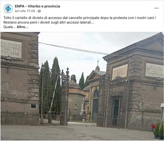 Protesta con i cani al guinzaglio al cimitero: rimosso il divieto di accesso al cancello principale...