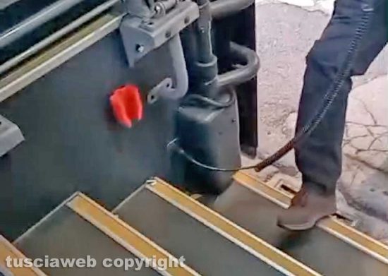 Viterbo - Un disabile ha problemi a scendere da un autobus della Francigena