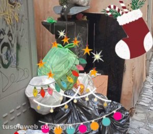 Viterbo - Immondizia "addobbata" in via dell'Orologio Vecchio