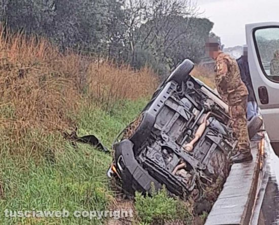 Montalto di Castro - Auto cappotta sull'Aurelia