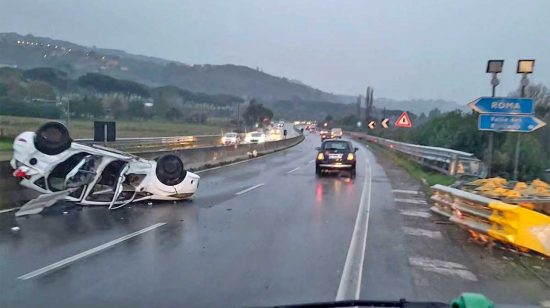 Campagnano Romano - Auto sbanda e ribalta sulla Cassia bis