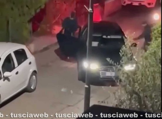 Un frame di un video che ritrae i malviventi salire in auto