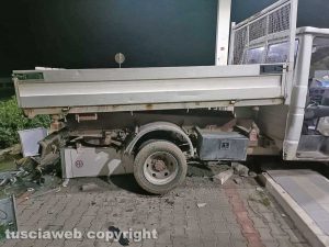 Viterbo - Il furgone utilizzato per il colpo al benzinaio sulla Cassia Sud