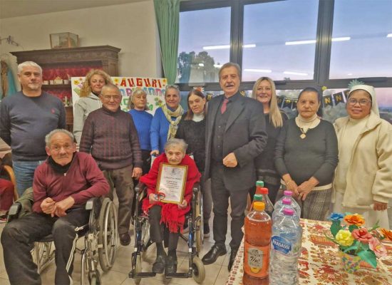 Santa Marinella - Il sindaco Pietro Tidei con la signora Concetta che ha compiuto 104 anni 
