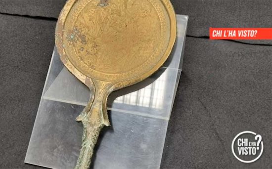L'antico specchio etrusco proveniente dalla necropoli di Vulci 