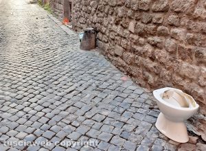 Viterbo - Un sanitario lasciato in strada in via della Parrocchia
