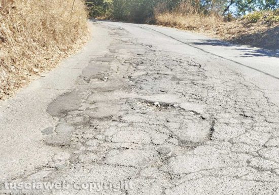 Montefiascone - Buche in via Paoletti 