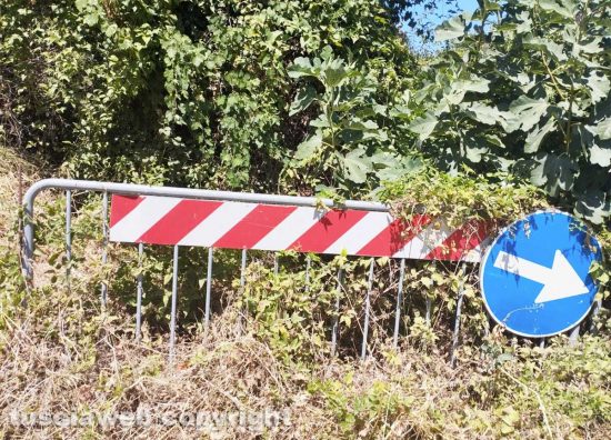 Montefiascone - La transenna che delimita il muretto ceduto sul ponte in via Paoletti 