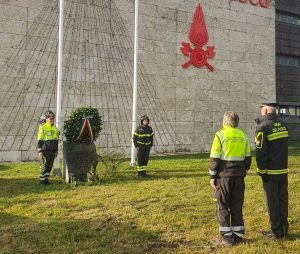 Viterbo - La deposizione della corona di alloro davanti alla caserma dei vigili del fuoco