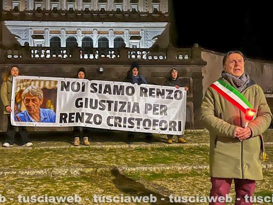 Caprarola - Il sindaco Angelo Borgna alla fiaccolata in ricordo di Renzo Cristofori