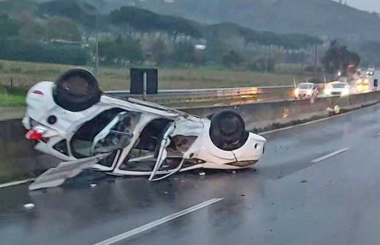 Campagnano Romano - Auto sbanda e ribalta sulla Cassia bis