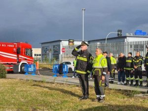 Viterbo - La deposizione della corona di alloro davanti alla caserma dei vigili del fuoco