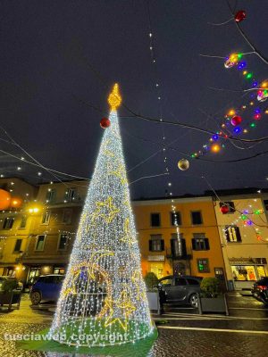 Soriano nel Cimino - L'albero di Natale illuminato in piazza
