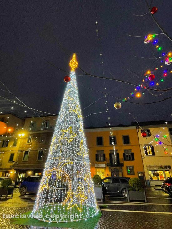 Soriano nel Cimino - L'albero illuminato in piazza