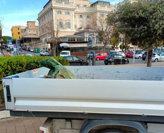 Civitavecchia - Vandali distruggono il busto di Luigi Calamatta
