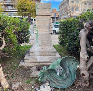 Civitavecchia - Vandali distruggono il busto di Luigi Calamatta