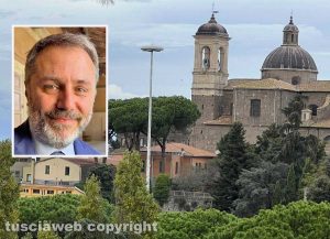 Viterbo - Una delle due torri faro del parcheggio del parcheggio del Sacrario - Nel riquadro Emanuele Aronne
