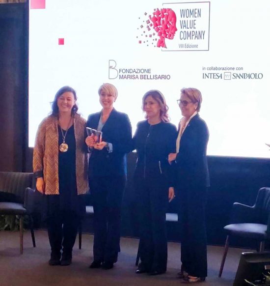 Napoli - La presidente della Cooperativa Sociale Gea, Alessandra Senzacqua, riceve il premio Woman Value Company 2024