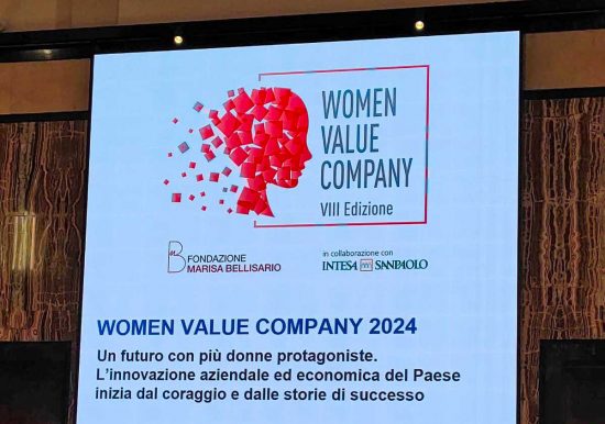 Napoli - La presidente della Cooperativa Sociale Gea, Alessandra Senzacqua, riceve il premio Woman Value Company 2024