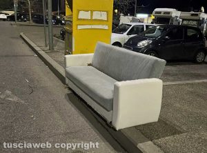 Viterbo - Divano in piazza Castel dell’Ovo