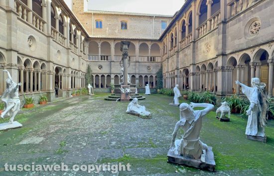 Viterbo - Mostra 100 presepi nel chiostro della basilica di Santa Maria della Quercia