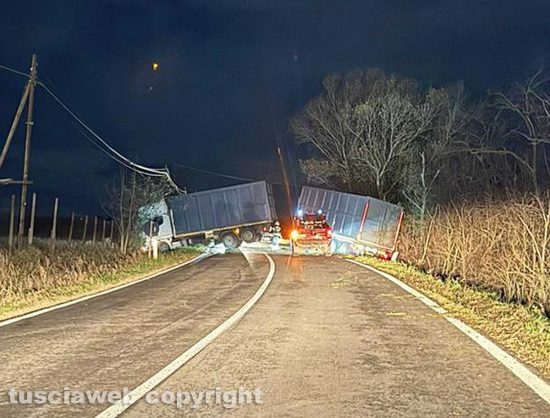 Viterbo - Tir fuori strada sulla Commenda