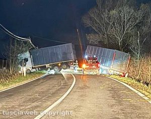 Viterbo - Tir fuori strada sulla Commenda