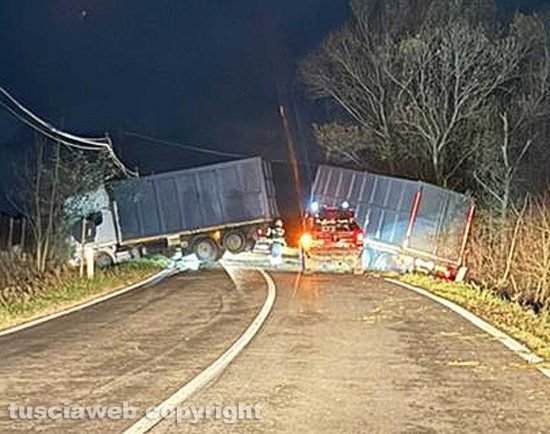 Viterbo - Tir fuori strada sulla Commenda