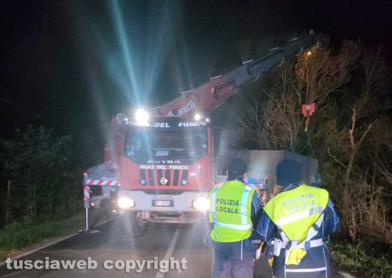 Viterbo - Tir sbanda e finisce di traverso sulla Commenda