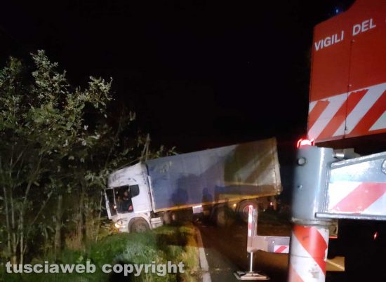 Viterbo - Tir sbanda e finisce di traverso sulla Commenda