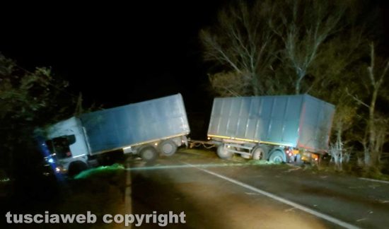 Viterbo - Tir sbanda e finisce di traverso sulla Commenda