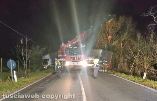 Viterbo - Tir sbanda e finisce di traverso sulla Commenda