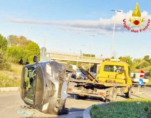 Civitavecchia - Un auto si schianta contro una rotonda e si ribalta in mezzo alla strada