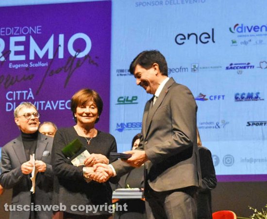 Civitavecchia - Piendibene consegna il premio a Daniela Attanasio