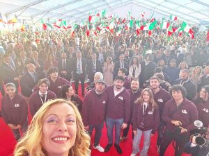 Il selfie di Giorgia Meloni ad Atreju