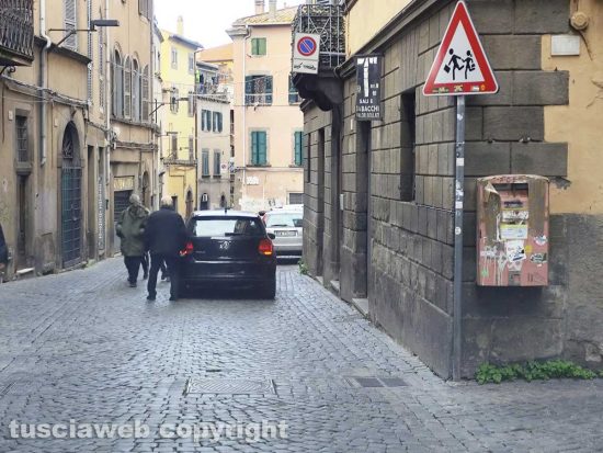 Una cassetta delle poste non usata in via Mazzini