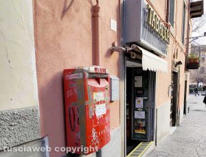 Una cassetta delle poste non usata in via Cairoli